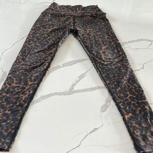 BeyondYoga. Caught in the midi, Spacedye. Leopard leggings.